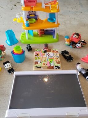 Crayola Magnetic Drawing Board with Yellow Playset Accents